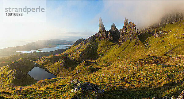 Die Felsnadeln des Old Man of Storr auf der Halbinsel Trotternish auf der Isle of Skye
