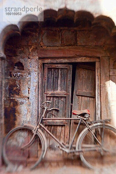 Fahrrad im Türrahmen  Jodhpur  Rajasthan  Indien