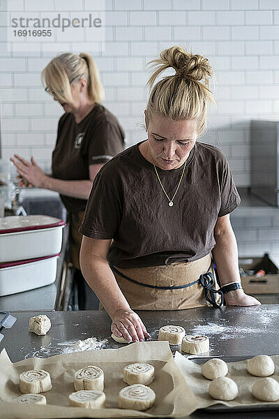 Frau arbeitet in einer Küche  die Vorbereitung dänischen Gebäck Teig.