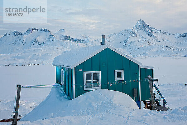 Haus im Winter mit Schnee bedeckt  Tasiilaq  Südostgrönland