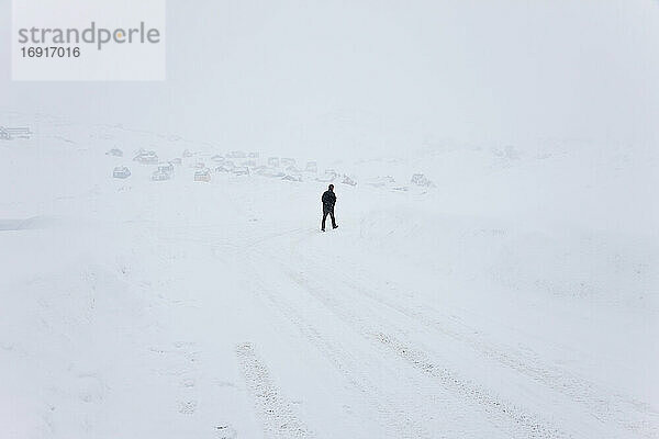 Verschneite Straße  Tasiilaq  Grönland