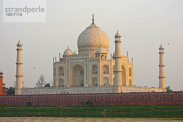 Taj Mahal an den Ufern des Flusses Yamuna  Agra  Indien