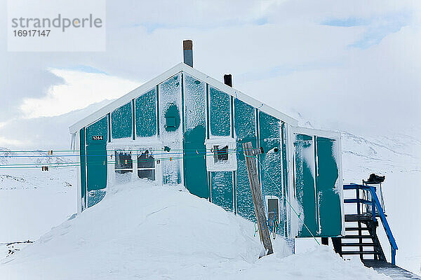 Haus im Winter mit Schnee bedeckt  Tasiilaq  Südostgrönland