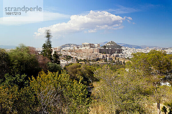 Blick auf den Parthenon und die Akropolis vom Filopappos-Hügel aus gesehen