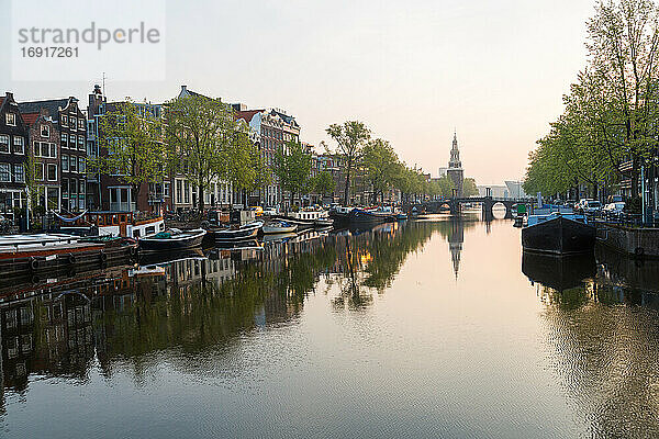 Der Oudeschans-Kanal in Amsterdam mit dem Montelbaanstoren-Turm im Hintergrund