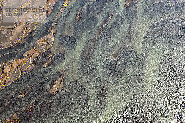 Luftaufnahme des durch Gletscherschmelze gefärbten Flusses Hosa  SW Island