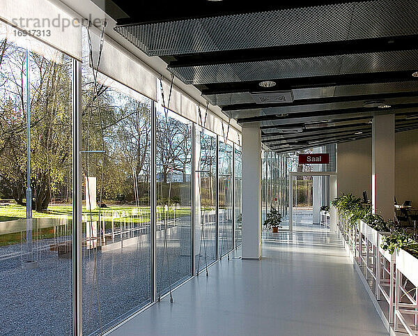 Lobby eines Hotels oder Konferenzzentrums mit Glaswänden.