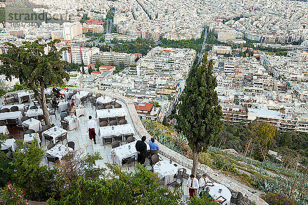 Al Fresco Dining mit Aussicht  Orizontes Restaurant  Lykavittos Hügel Athen  Griechenland