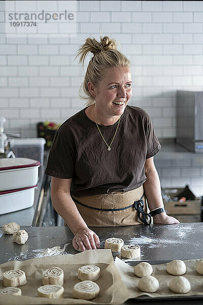 Frau arbeitet in einer Küche  die Vorbereitung dänischen Gebäck Teig.