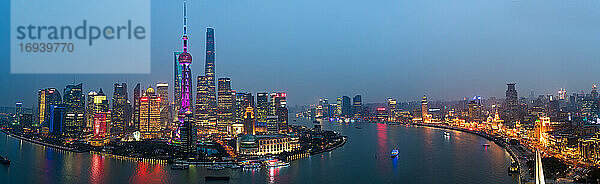 Skyline des Pudong Financial District über den Huangpu River in der Abenddämmerung  Shanghai  China.