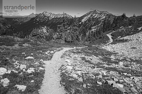 Blick auf den Pacific Crest Trail entlang eines abgelegenen Alpenkamms