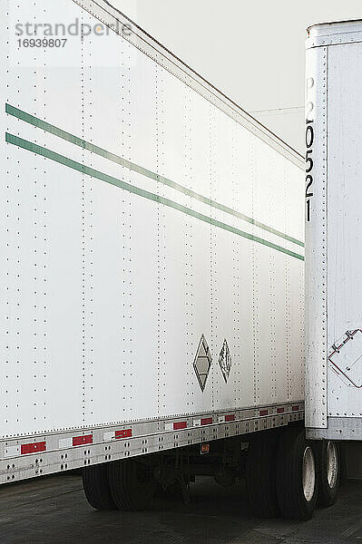 An einem Distributionszentrum angedockte Lastwagen.