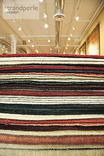 Stapel von Teppichen  verschiedene Farben  Auswahl in einem Geschäft.