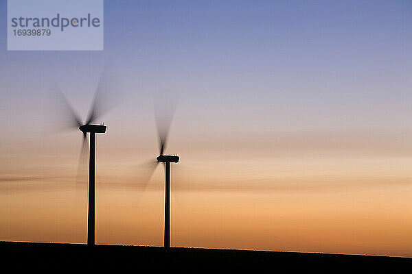 Zwei Windräder drehen sich  Sonnenuntergang Himmel