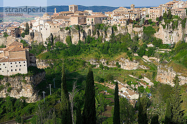 Hängende Häuser an den Klippen über der Schlucht des Flusses Huecar in Cuenca  einer historischen Stadt mit Stadtmauern in Spanien.