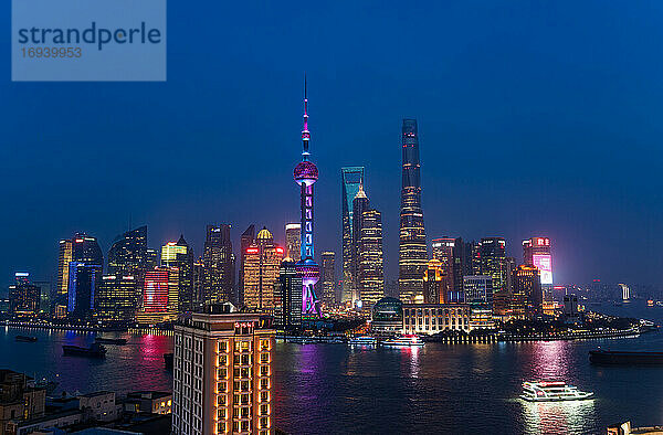 Skyline des Pudong Financial District über den Huangpu River in der Abenddämmerung  Shanghai  China.