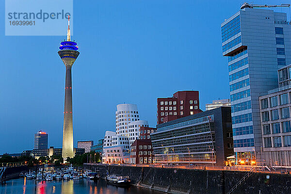 Rheinturm und Düsseldorfer Medienhafen in der Abenddämmerung  Düsseldorf  Deutschland