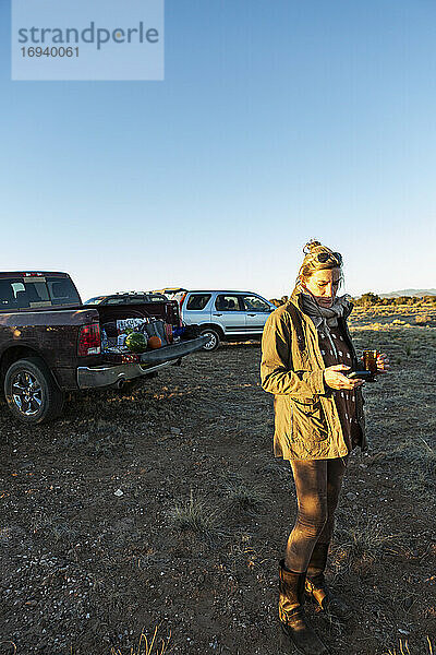 Erwachsene Frau schaut auf ihr Smartphone  Galisteo Basin  Santa Fe