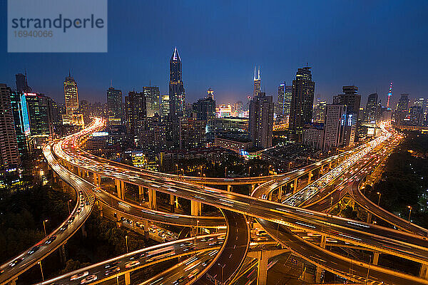 Erhöhte Straßenkreuzung und Skyline von Shanghai  China in der Abenddämmerung.