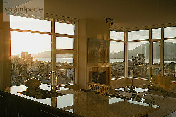 Sonnenuntergang durch die Fenster der offenen Wohnung.