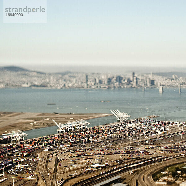Luftaufnahme des Frachthafens mit der Skyline von San Francisco.