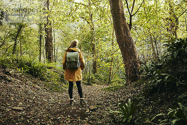 Frau stehend im Wald