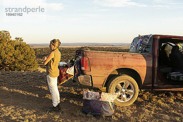 erwachsene Frau neben verschmutztem Pickup-Truck  Galisteo Basin