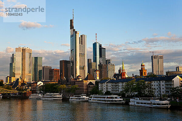 Skyline von Frankfurt und Main am frühen Morgen