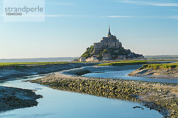 Die historische Zitadelle und Abteikirche von Le Mont Saint Michel in der Normandie.
