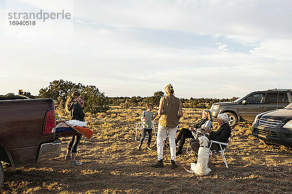 Großfamilie beim Zelten  Galisteo Basin