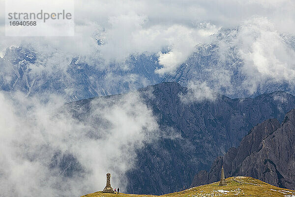 Wanderer und Denkmäler  Trentino-Südtirol  Südtirol im Bezirk Bozen  Hochpustertal  Sextner Dolomiten  Italien