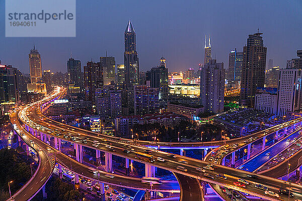 Erhöhte Straßenkreuzung und Skyline von Shanghai  China in der Abenddämmerung.