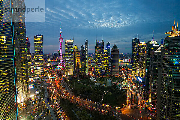 Skyline des Pudong Financial District in der Abenddämmerung  Shanghai  China.