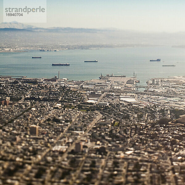 Luftaufnahme der Innenstadt von San Francisco und der Meeresfront.