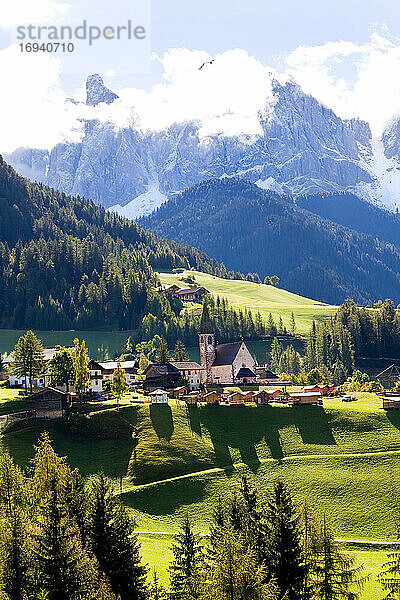Kirche im Val di Funes  Alpental und Berge in Wolken