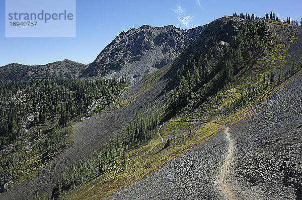 Blick über ein Tal und einen Bergpfad des Pacific Crest Trail