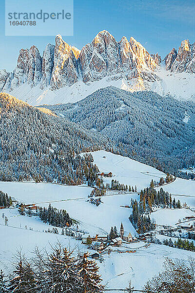 Winterschnee  St. Magdalena Dorf  Geisler Spitzen  Val di Funes  Dolomiten Berge  Trentino-Südtirol  Südtirol  Italien