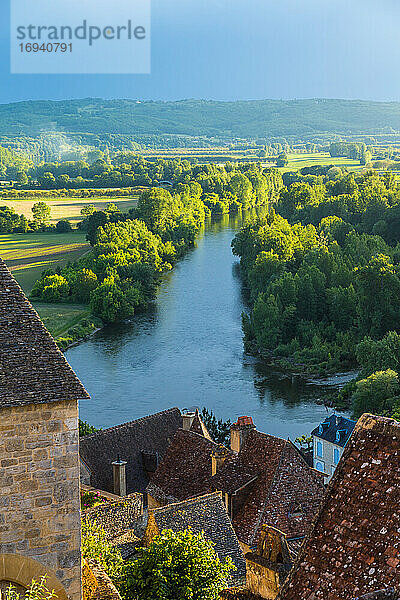 Blick über Beynac-et-Cazenac und den Fluss Dordogne  Beynac  Dordogne  Frankreich