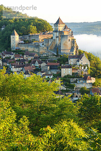 Früher Morgennebel  Chateau de Castelnaud  Castelnaud  Dordogne  Aquitanien  Frankreich