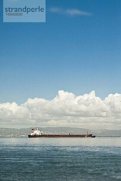 Tanker fährt in den Hafen ein.