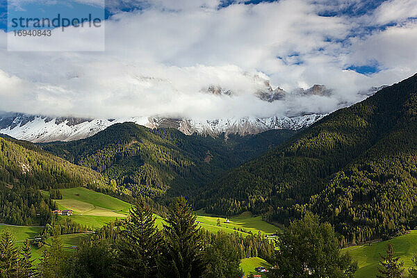 Johanniskirche in der Val Di Funes  Südtirol  Dolomiten  Italien