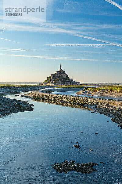 Die historische Zitadelle und Abteikirche von Le Mont Saint Michel in der Normandie.