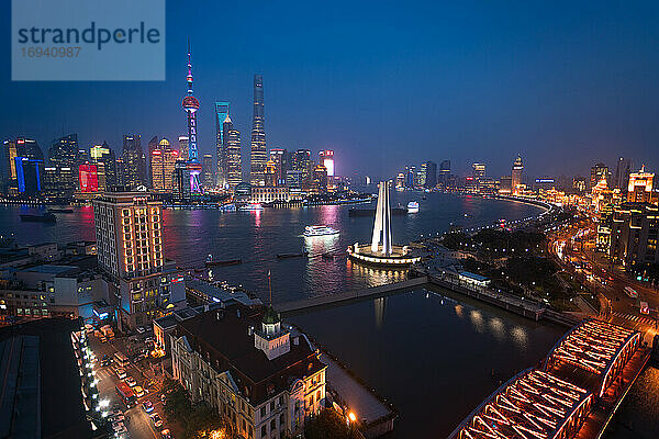 Skyline des Pudong Financial District über den Huangpu River in der Abenddämmerung  Shanghai  China.