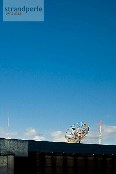 Satellitenschüssel auf dem Dach eines Gebäudes.