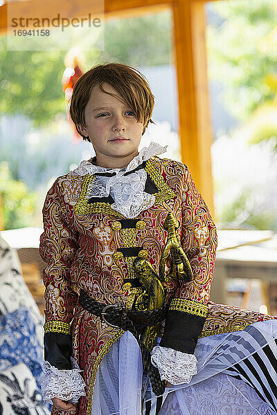 Kleiner Junge als Pirat verkleidet.