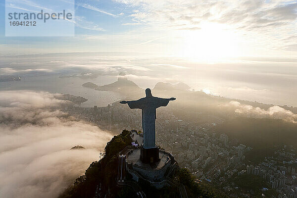 Blick auf die Art-Deco-Statue von Christus dem Erlöser auf dem Berg Corcovado in Rio de Janeiro  Brasilien.