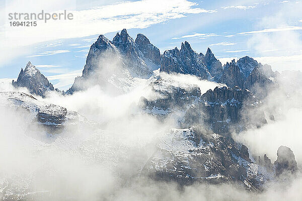 Wolken über den Bergen im Naturpark Dolomiti di Sesto  Bozen  Südtirol  Italien.