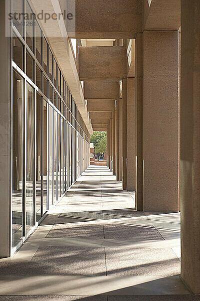 Kolonnade eines städtischen Bürogebäudes mit Säulen.