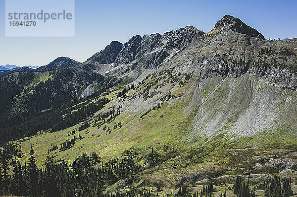 Blick auf die North Cascade Range über ein Tal auf dem Pacific Crest Trail