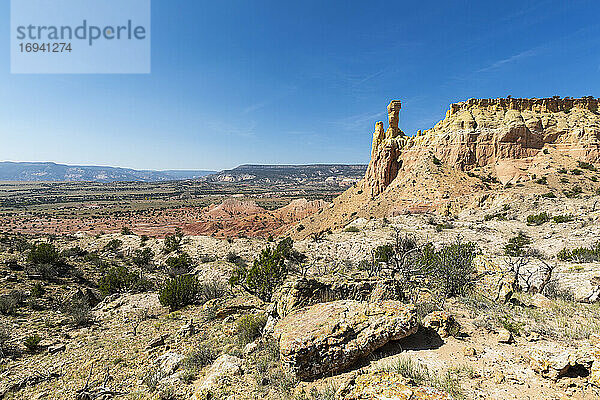 Chimney Rock und Mesa  Wahrzeichen in einer geschützten Canyonlandschaft